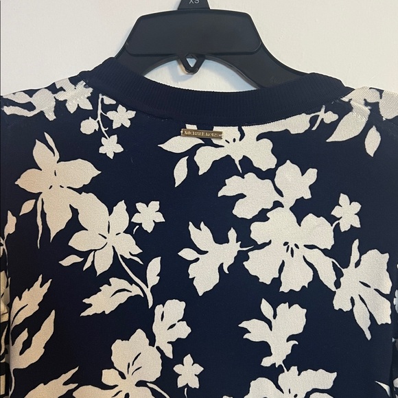 NWT Michael Kors Navy and White Floral Top - Picture 6 of 8